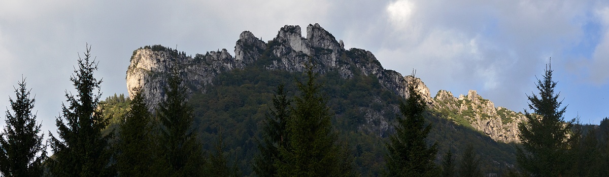 83 - hřeben Poľudňových skal zalitý sluncem