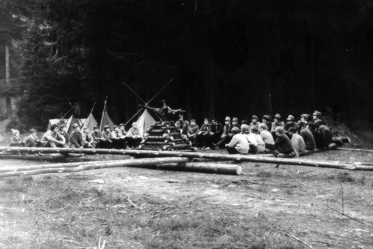 10. výročí Trojky ve Strži strachu (1974) - u připraveného táborového ohně