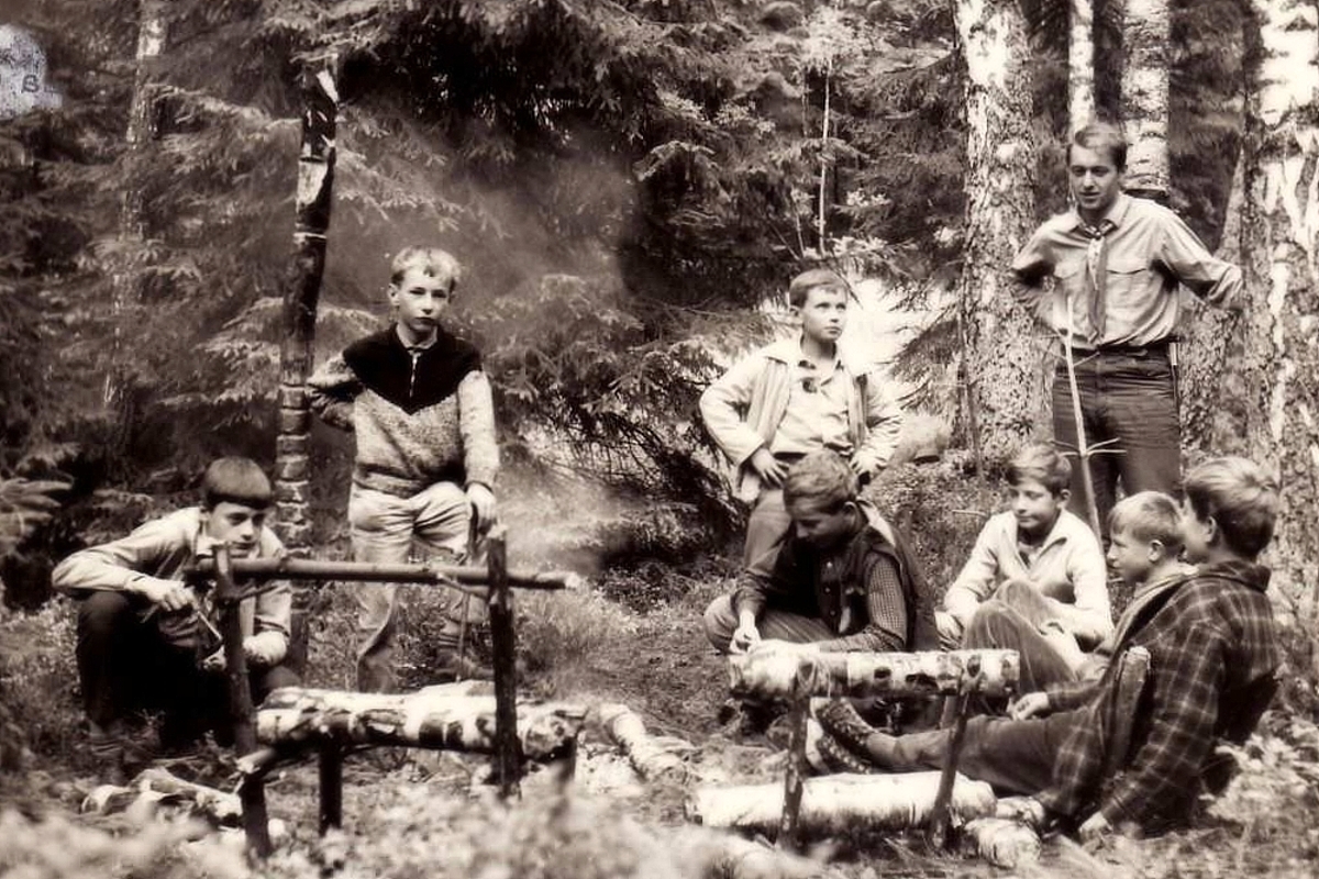 Jedna z nejpěknějších fotografií z „pravěku“ - Jelení studánka. Ale já poznávám pouze Pavouka, Jirku Šebestíka, stojícího Mývala (I) a Grifina. 