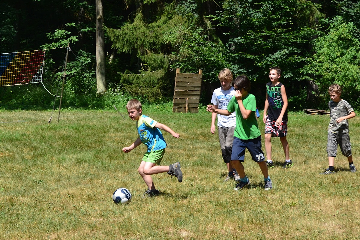 Véna, v typické obuvi pro naší kopanou, jde do útoku