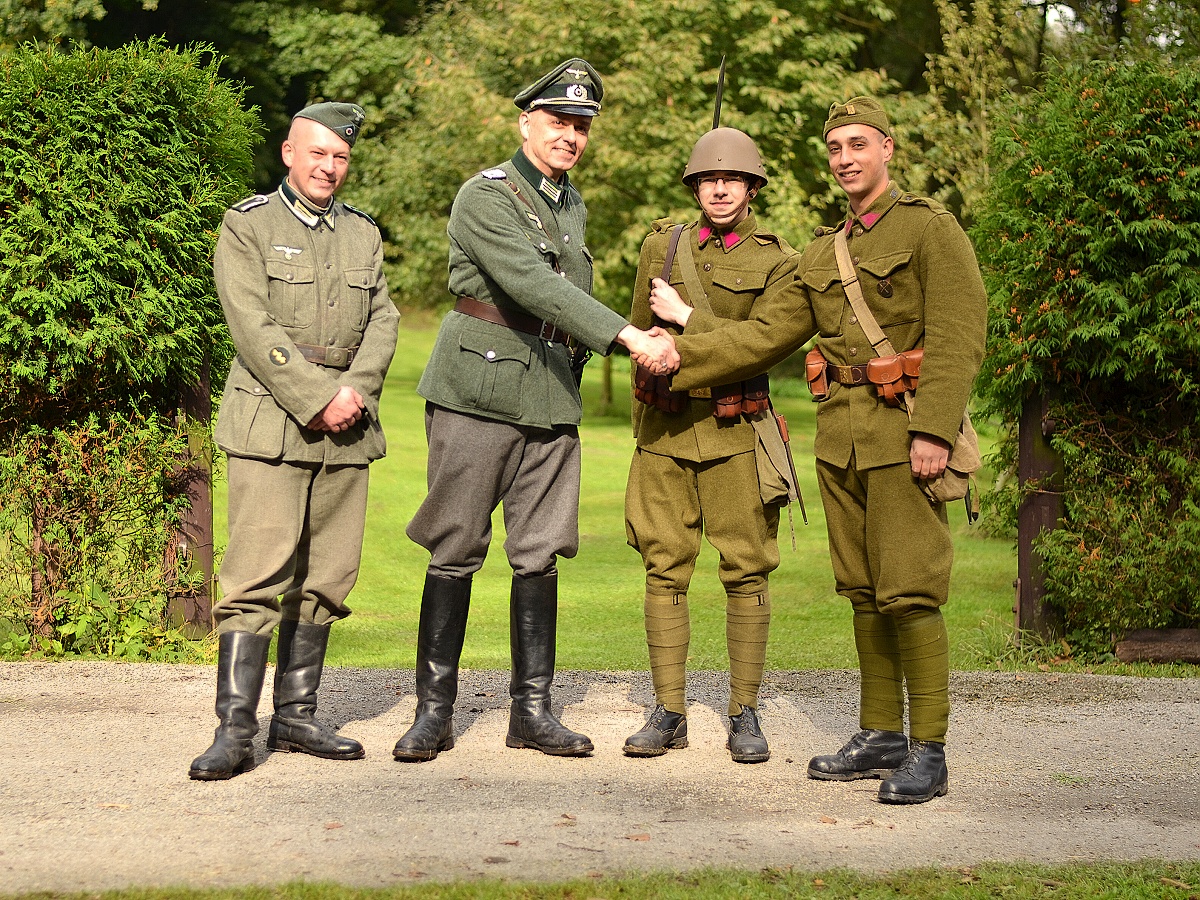 20 - obrázek na přání: vojáci wehrmachtu a armády Republiky československé. Z historického hlediska v této lokalitě zcela nevěrohodné!!