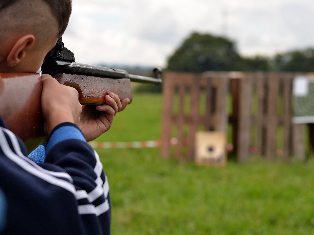 33 - Aidi střílí ze sportovní vzduchové pistole