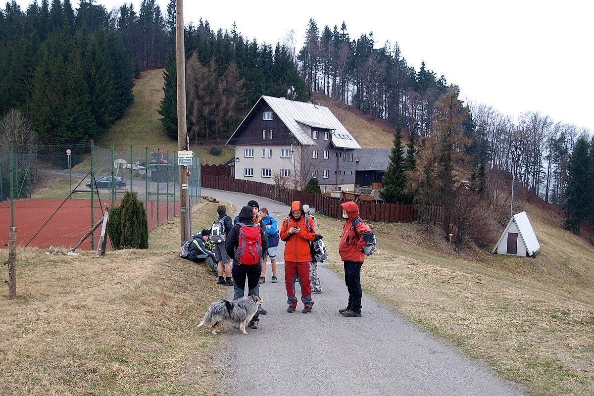 09 - čekání na „posledníčky“ u pensiónu „Hrádek“