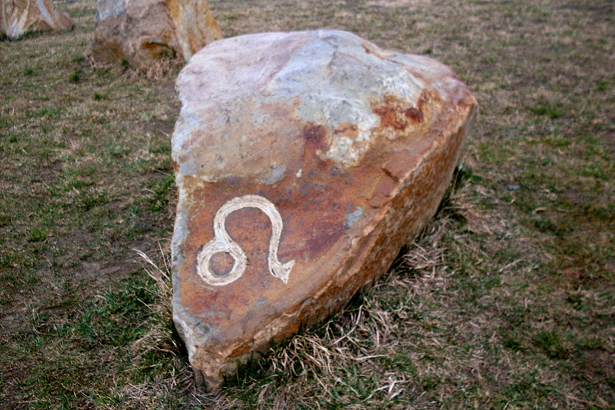 18 - v kruhu kolem zvonice je rozmístněno 12 balvanů se symboly zvířetníku. Najdeš ten svůj?