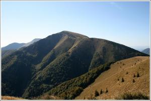 Stoh - 1 608 m/n.m. Velké fotbalové hřiště do kopce, kde druhé branky nevidět.